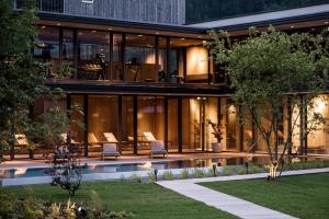 widok zewnętrzny domu z basenem w obiekcie zelloon boutique hotel w mieście Zell am Ziller