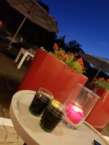 two glasses and a candle on a table at Museum Lust auf Zuhause Ferien in der Provinz in Herford