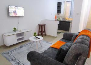 una sala de estar con un sofá y una mesa en Garden court, en Kitengela 