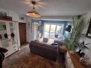Gambar di galeri bagi By the sea, home from home sleeps 6 di Milford on Sea +13 gambar