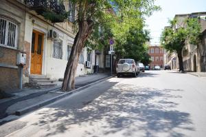 un coche aparcado al lado de una calle en Vachnadze Apartment, en Tiflis