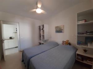 Schlafzimmer mit einem blauen Bett und einem Deckenventilator in der Unterkunft Casa Kiosko 3 bedroom chalet with swimming pool in L'Eliana + 39 Fotos