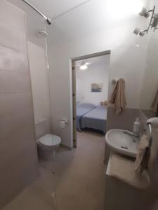 ein Bad mit einem Bett, einem WC und einem Waschbecken in der Unterkunft Casa Kiosko 3 bedroom chalet with swimming pool in L'Eliana