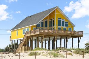 una casa amarilla en la playa en DayDreamer Beachfront w 7 Bedrooms, en Gilchrist