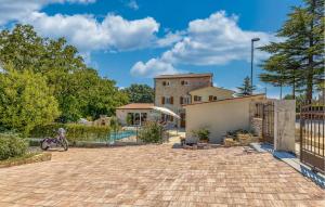 Πισίνα στο ή κοντά στο 3 Bedroom Beautiful Home In Kanfanar