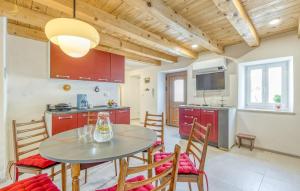 Η κουζίνα ή μικρή κουζίνα στο 3 Bedroom Beautiful Home In Kanfanar