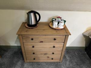 Příslušenství pro přípravu čaje a kávy v ubytování The Bee Hive Hotel + 13 fotografií