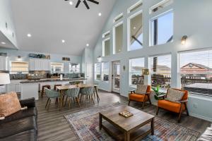 Η κουζίνα ή μικρή κουζίνα στο FlipFlop 5BR Beach Escape Hot Tub Games and Fenced Yard