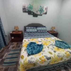 Postel nebo postele na pokoji v ubytování Carnbee Cozy Cottage