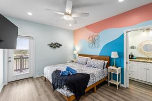 Ένα ή περισσότερα κρεβάτια σε δωμάτιο στο FlipFlop 5BR Beach Escape Hot Tub Games and Fenced Yard