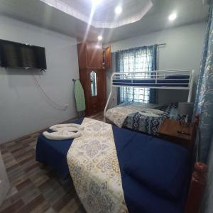 Postel nebo postele na pokoji v ubytování Carnbee Cozy Cottage