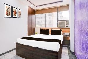 Ein Bett oder Betten in einem Zimmer der Unterkunft Super Collection O Sector 5 Sanpada Formerly Opal Comforts
