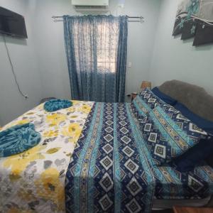 Postel nebo postele na pokoji v ubytování Carnbee Cozy Cottage