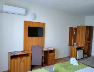 Un televizor și/sau centru de divertisment la Hotel Triumph +30 fotografii