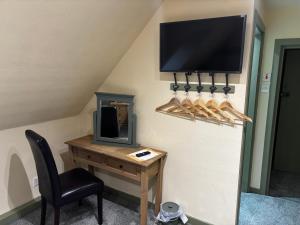 TV a/nebo společenská místnost v ubytování The Bee Hive Hotel