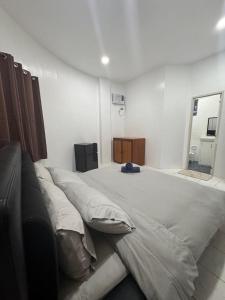 1 cama grande en una habitación blanca con en Stay Inn 3 Boracay, en Boracay