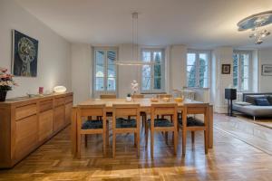 Imagine din galeria proprietății Bedroom 1 - Elegance & Comfort - COLIVING Historic House în Ferney-Voltaire