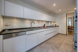 Imagine din galeria proprietății Bedroom 1 - Elegance & Comfort - COLIVING Historic House în Ferney-Voltaire +30 fotografii