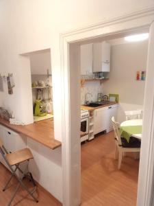 kuchnia z białymi szafkami i blatem w obiekcie City-Apartments Langegger w Wiedniu