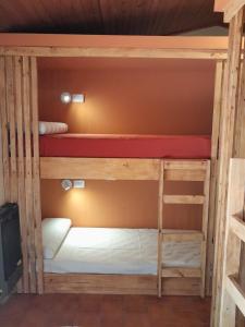 Palanda nebo palandy na pokoji v ubytování Arpegio Hostel