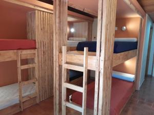 Palanda nebo palandy na pokoji v ubytování Arpegio Hostel