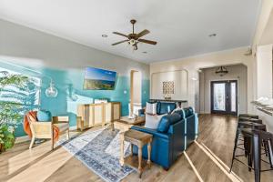 Χώρος καθιστικού στο Sea Height Spacious 4BR Getaway! Gulf Views & Gameroom Fun