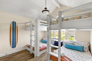 Ένα ή περισσότερα κρεβάτια σε δωμάτιο στο Sea Height Spacious 4BR Getaway! Gulf Views & Gameroom Fun