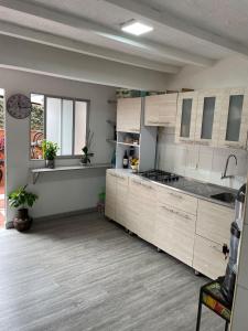 Köök või kööginurk majutusasutuses Hermosa Casa vía al nevado, termales del otoño, cerca al bosque complejo deportivo y clínica, sector san Marcel