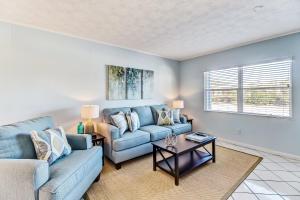 フェルナンディーナ・ビーチにある2810 Ohio Avenue #2のソファとテーブルのあるリビングルーム +16枚の写真