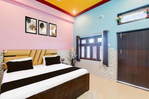 a bedroom with a large bed in a room at Hotel O Usha Marriage Lawn & Resort in Mahmūdābād