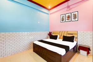 a bedroom with a bed in a room at Hotel O Usha Marriage Lawn & Resort in Mahmūdābād