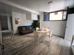Un comedor y una sala de estar con mesa y sillas. en Sweet Apt Charco by flamingo house, en Arrecife 34 fotos más