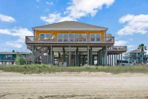 una casa en la playa junto al océano en SeaDreams! 3BR Beachfront w Gorgeous Views and Steps to Sand, en Gilchrist