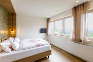 Giường trong phòng chung tại Weingut-Wohlfühlzimmer Adam-Lieleg