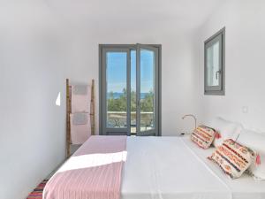Letto o letti in una camera di IOKASTI LUXURY VILA with private pool & sea views-12 guests