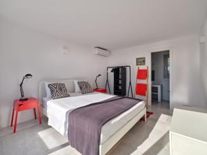 Letto o letti in una camera di IOKASTI LUXURY VILA with private pool & sea views-12 guests