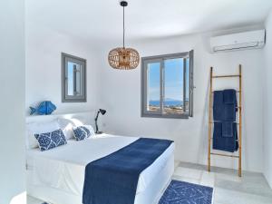 Letto o letti in una camera di IOKASTI LUXURY VILA with private pool & sea views-12 guests