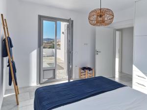 Letto o letti in una camera di IOKASTI LUXURY VILA with private pool & sea views-12 guests