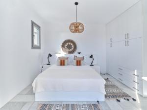 Letto o letti in una camera di IOKASTI LUXURY VILA with private pool & sea views-12 guests