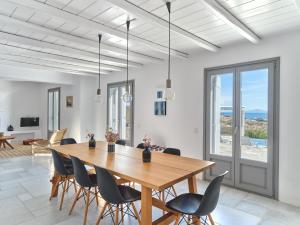 TV o dispositivi per l'intrattenimento presso IOKASTI LUXURY VILA with private pool & sea views-12 guests