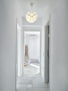 Foto dalla galleria di IOKASTI LUXURY VILA with private pool & sea views-12 guests a Drios