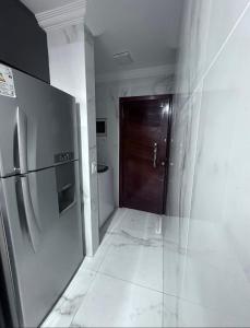 グラヴァターにあるCasa em gravata 4 quartos área gourmet completaのキッチン(冷蔵庫付)、ドア