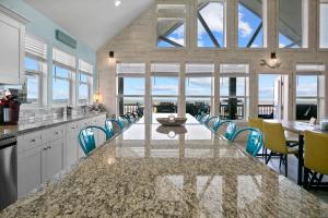 Η κουζίνα ή μικρή κουζίνα στο Serenity by Bolivar Vacations! Beachfront & Gameroom