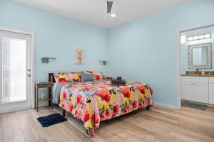 Ένα ή περισσότερα κρεβάτια σε δωμάτιο στο Serenity by Bolivar Vacations! Beachfront & Gameroom