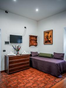 two beds sitting next to each other in a room at Casale Colle dell'Asino in Ciampino