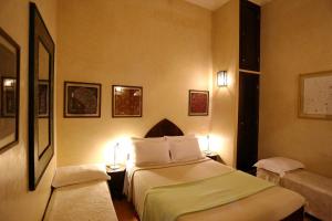 une chambre d'hôtel avec un lit et deux lampes dans l'établissement Riad Marrakiss, à Marrakech