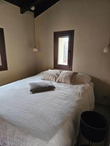 Un pat sau paturi într-o cameră la Tiny Cottage lemon & pies