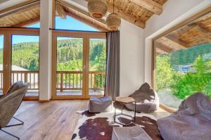 Część wypoczynkowa w obiekcie Chalet Schmitten - by Alpen Apartments