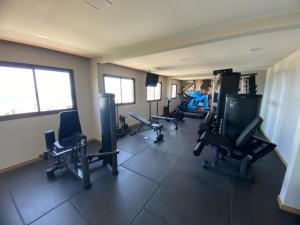 un gimnasio con una fila de cintas de correr y máquinas en Pouso do encanto, en Salvador