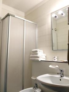 レッジェッロにあるHotel i Ciliegiのバスルーム(シャワー、洗面台、トイレ付)
